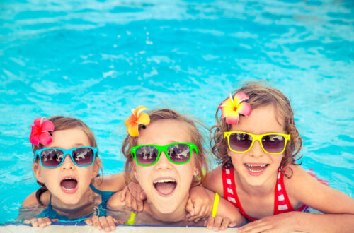 Glückliche Kinder im Swimmingpool