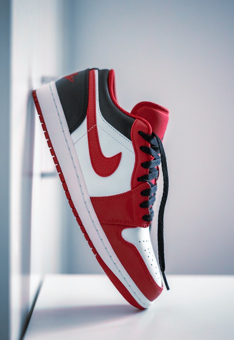 ein rot-weißer Nike Schuh
