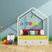 Buntes Kinderzimmer mit Himmelbett, geschlossener Tür und Spielzeug - 3d Rendering