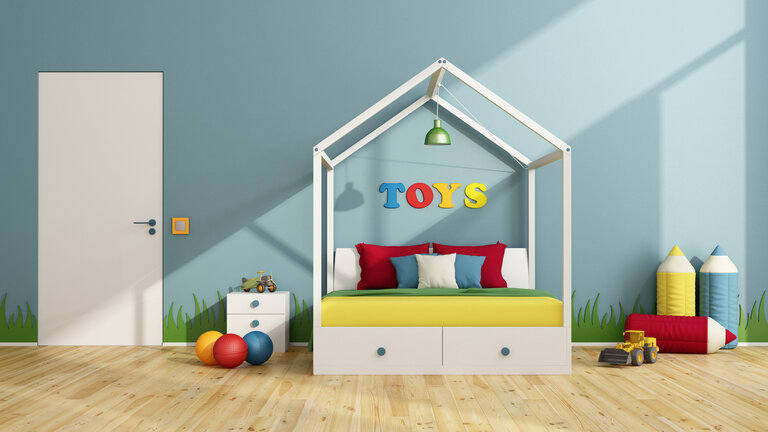 Buntes Kinderzimmer mit Himmelbett, geschlossener Tür und Spielzeug - 3d Rendering