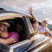 Eine glückliche Familie genießt die Fahrt in ihrem Elektroauto.