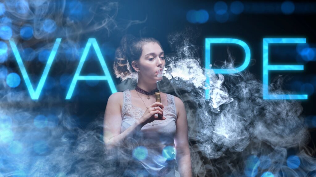 Eine junge Frau dampft vor einem Hintergrund mit leuchtendem "Vape"-Schriftzug. Dichte Dampfwolken umgeben sie, während sie ein Einweg-Dampfergerät benutzt.
