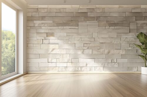 Eine strukturierte Steinwand in Naturtönen kombiniert mit Holzboden und Tageslicht schafft eine edle, naturverbundene Atmosphäre im Wohnbereich.