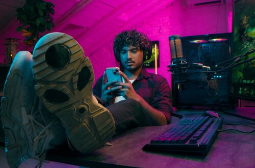 Gamer mit Smartphone vor PC-Setup | Vape