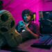 Gamer mit Smartphone vor PC-Setup | Vape