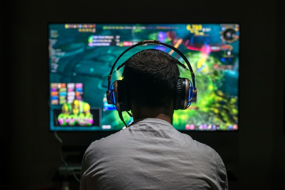 Gamer mit Headset spielt vor Monitor | Escort Stuttgart