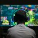 Gamer mit Headset spielt vor Monitor | Escort Stuttgart