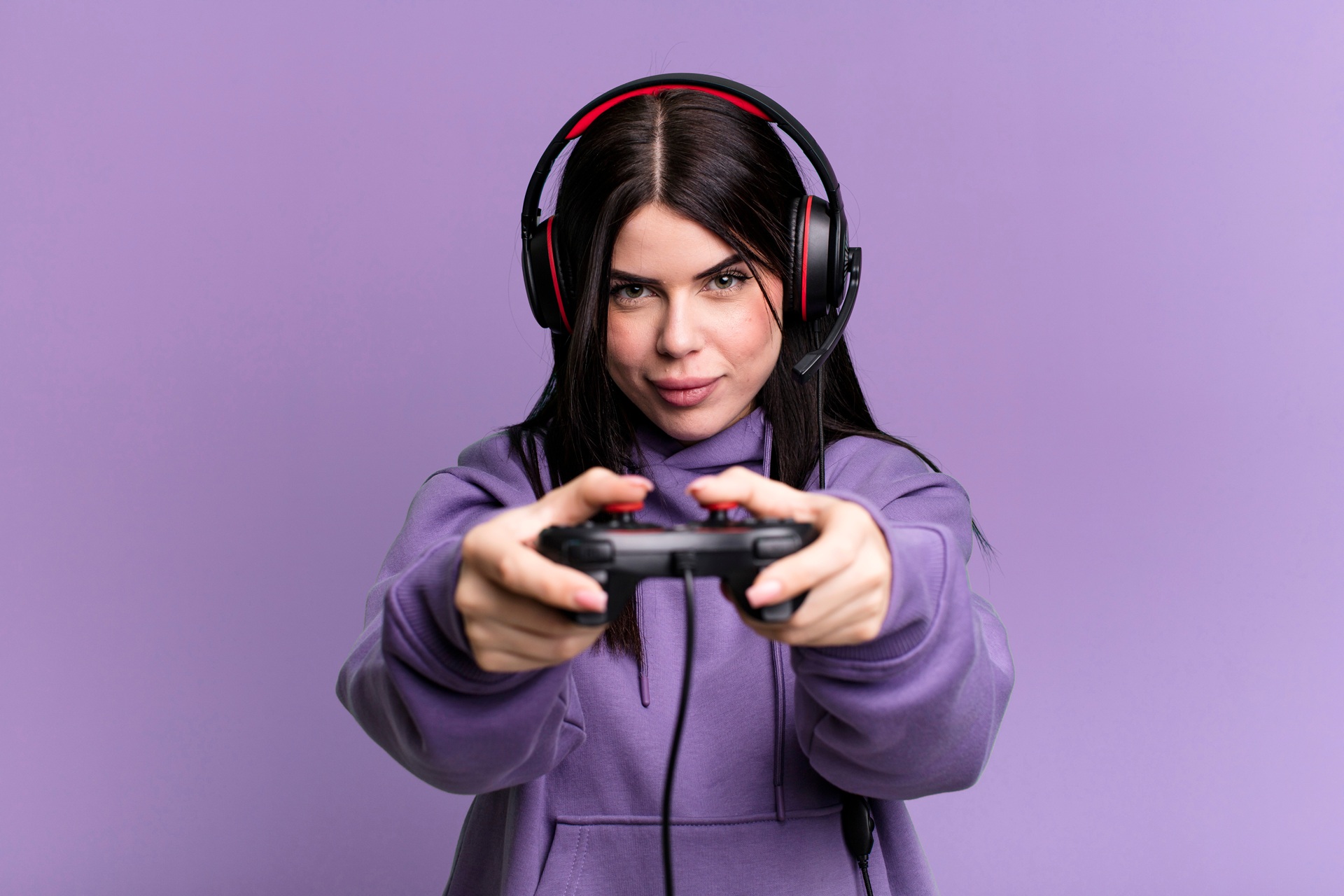 Junge Frau spielt Videospiel mit Controller | Escort Stuttgart