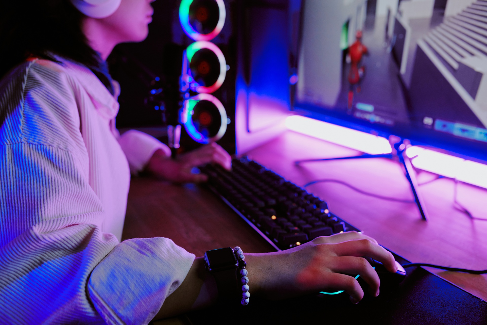 Spielerin am PC mit RGB-Lichtern | Bettbank