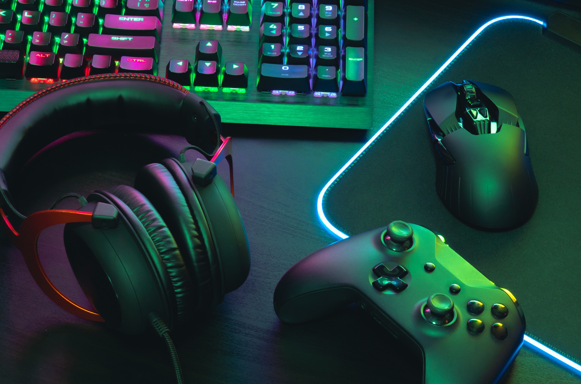 Gaming Tastatur Maus Controller und Headset | Escort Stuttgart