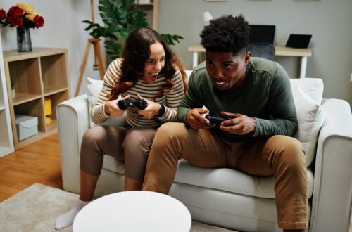 Paar spielt Konsole im Wohnzimmer | Bettbank