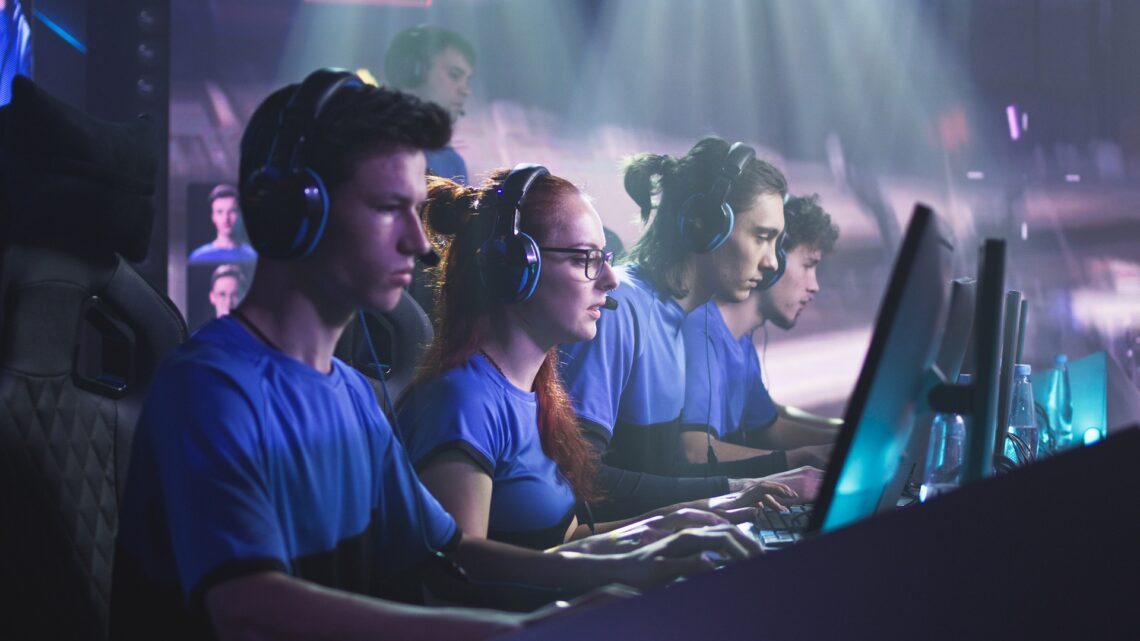 E-Sport-Team spielt konzentriert am PC | Anwaltskanzlei IT Recht