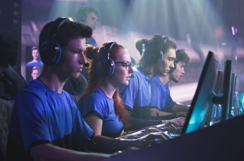 E-Sport-Team spielt konzentriert am PC | Anwaltskanzlei IT Recht